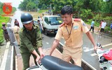 CSGT Hà Nội ứng trực hỗ trợ người dân di chuyển qua vùng ngập úng